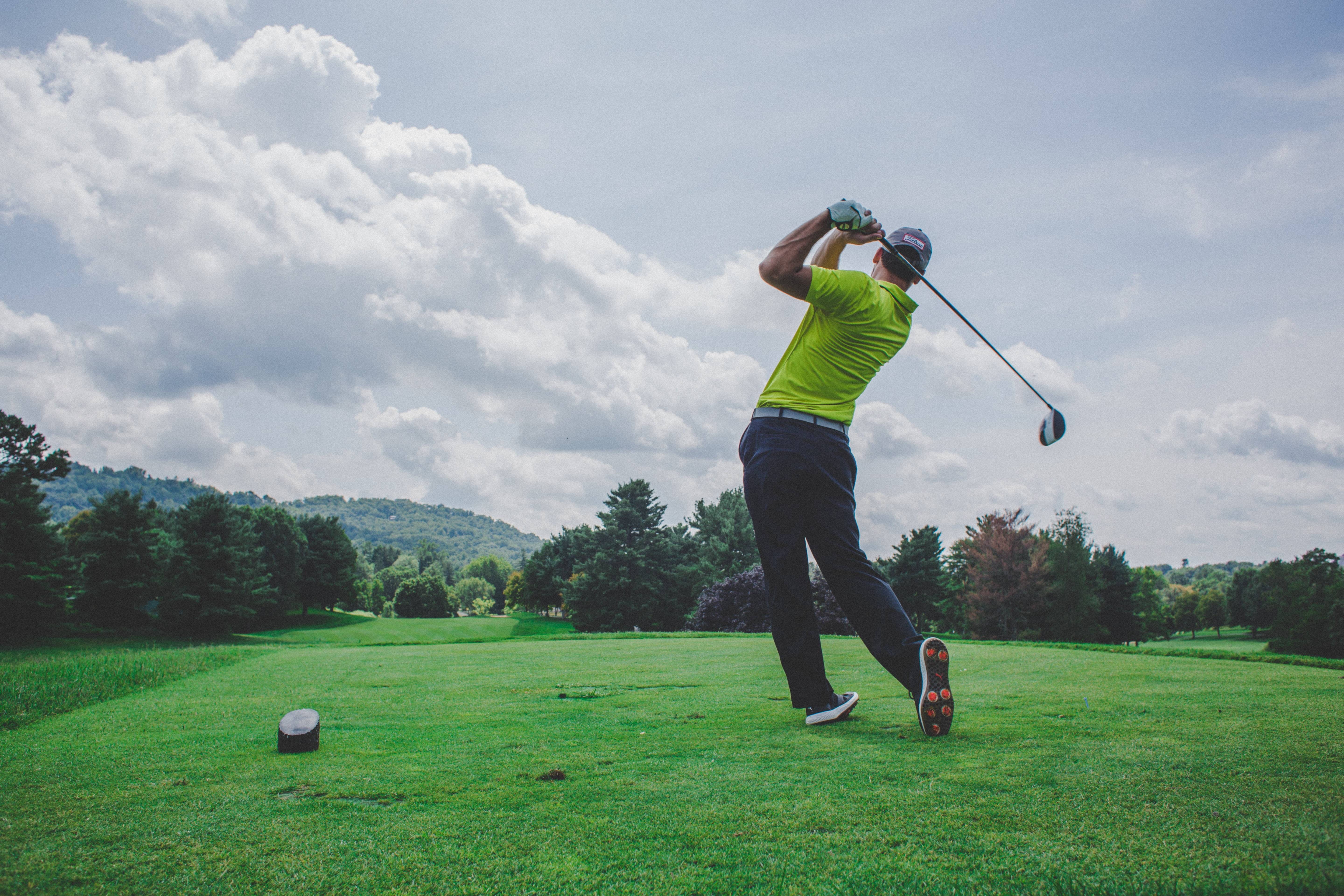 Man slaat af tijdens het golf
