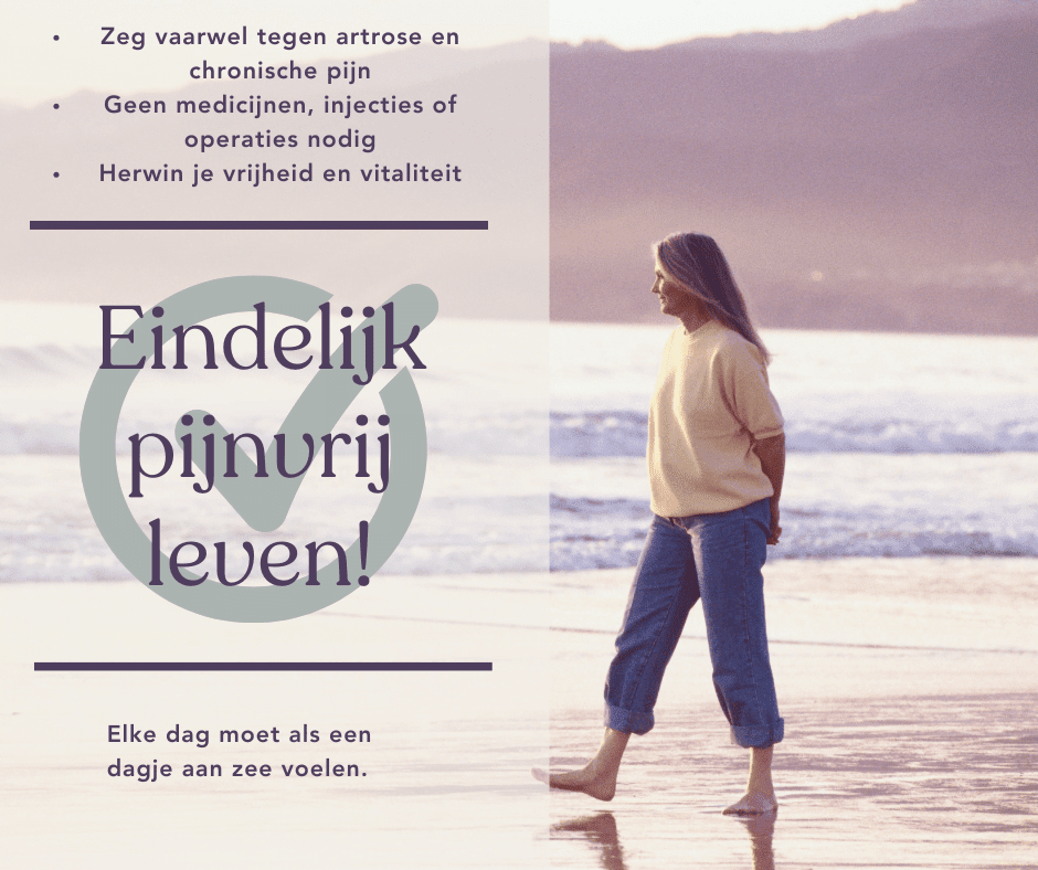 Een vrouw maakt strandwandeling op blote voeten langs de vloedlijn, broekspijpen opgeroldzonder pijn