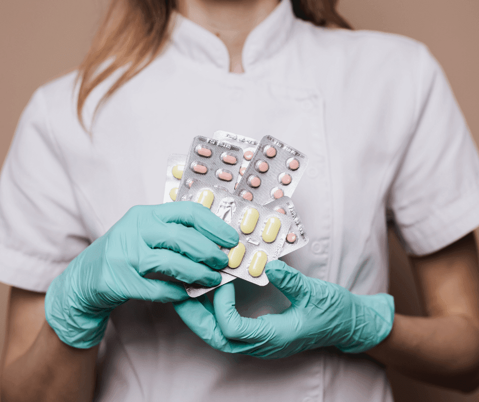 geneeskunde Vrouwelijke arts met pillenstrips in haar hand, ze draagt handschoenen