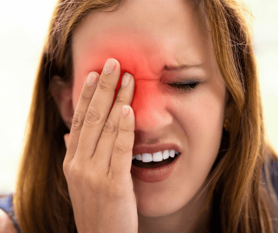 vrouw heeft pijn rondom haar oog