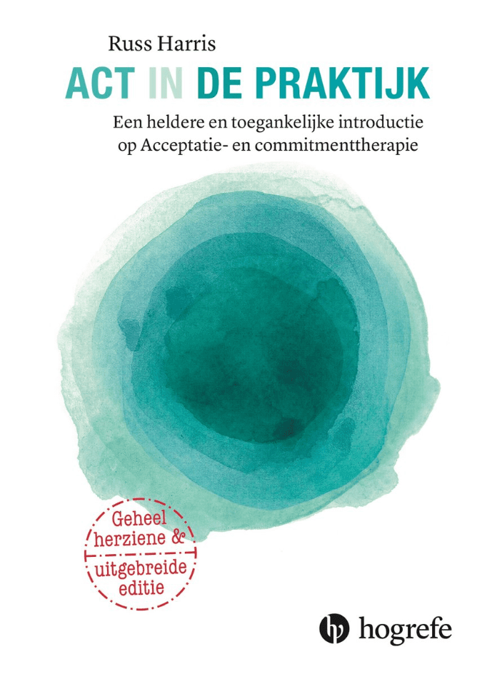 Samenvatting<br />
Acceptatie- en commitmenttherapie (ACT) in de praktijk van Russ Harris is een toegankelijke en praktische introductie op ACT, een bewezen effectieve behandeling bij uiteenlopende psychische problemen zoals depressie, angst, stress en verslaving. Het boek legt de zes kernprocessen en belangrijkste behandelstrategieën helder uit, met behulp van voorbeelden, oefeningen, metaforen en werkbladen.<br />
De herziene editie bevat nieuwe hoofdstukken over onder meer zelfcompassie, schaamte, trauma en flexibel perspectief nemen. Daarmee biedt het zowel beginnende als ervaren therapeuten concrete handvatten om ACT direct in hun sessies toe te passen en gedragsverandering bij cliënten te bevorderen.